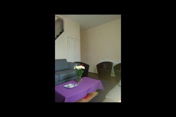 4 Bed Semi-Detached House, Wedderburn Road, IG11 - Photo 1