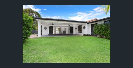 Renovated 4-Bedroom Home with Studio & Side Access - Photo 3