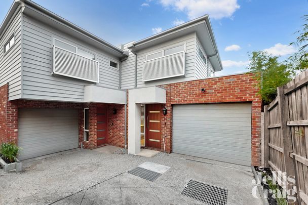 2/12 Esmale Street, Strathmore - Photo 1