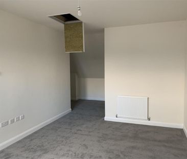 4 bedroom semi-detached house to rent - Photo 4