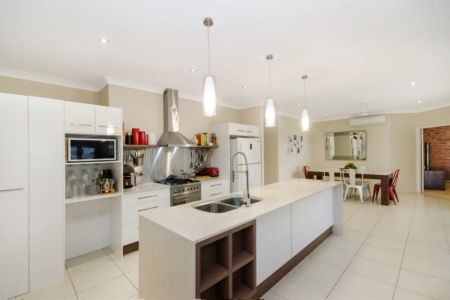 Contemporary Family Living with Space & Convenience in Burdell - Photo 4