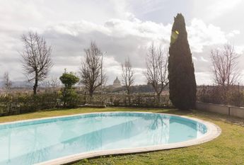 Elegante appartamento con giardino e piscina