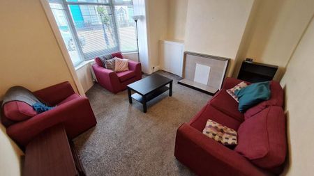 1 bedroom in a house share to rent - Photo 2