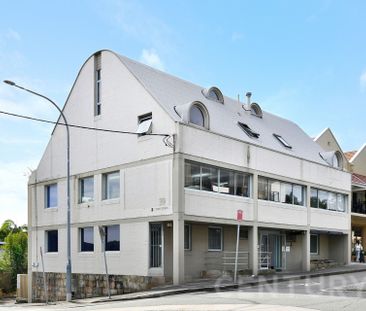 &quest;Stylish Top-Floor Apartment with Expansive Terrace & Harbour... - Photo 6