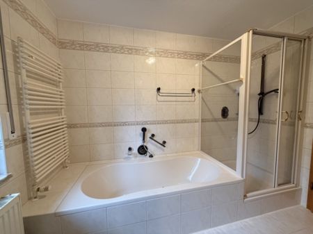 „Sehr gepflegte Erdgeschosswohnung mit Terrasse, Einbauküche & Garage in Schwarzenfeld“ - Photo 4