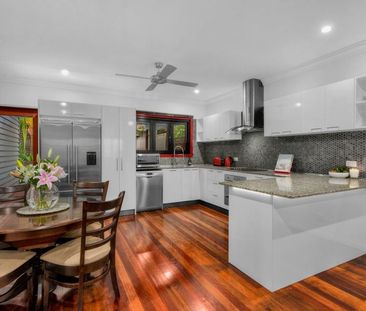 Three Bedroom Home with Swimming Pool! - Photo 5