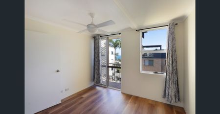 ENJOY SEA BREEZES AND OCEAN GLIMPSES - Photo 3