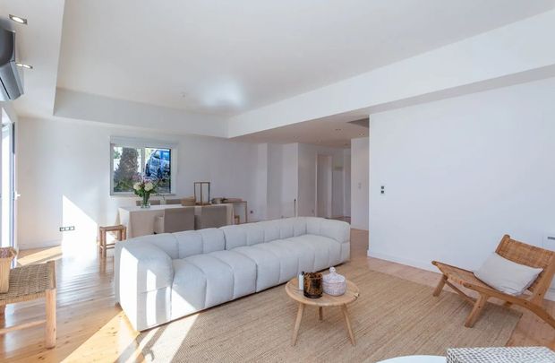 Semi-detached 3BR home in quiet condo with pool, Estoril. - Photo 1