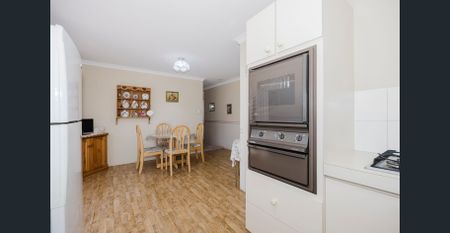 3x1 – EASY LIVING ON A CUL-DE-SAC - Photo 4