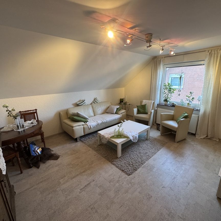 Chic und gepflegt! 4-Zimmer-Dachgeschosswohnung mit Gartennutzung! - Photo 1