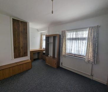 2 Beds - Terraced House - - Photo 2