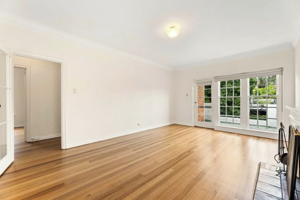 LARGE TWO BEDROOM ART DECO APARTMENT - Photo 1