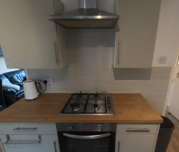 Room 5, 11 The Leyes - Photo 6