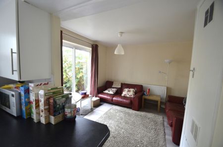 4 bedroom Property to rent - Photo 2