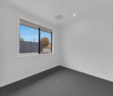 Stunning 4 Bedroom Home - Photo 6