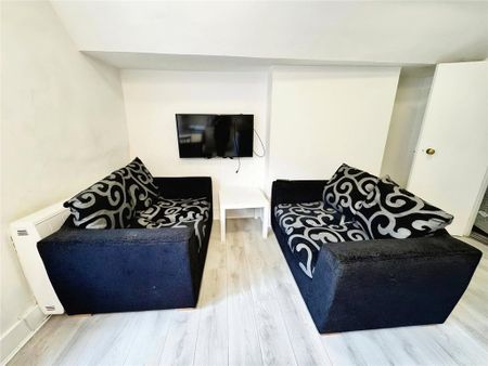 3 bedroom end of terrace house to rent - Photo 3