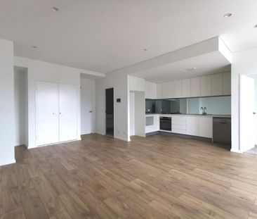 Extremely Quiet! Far away from street 1 bed apartment - Photo 2