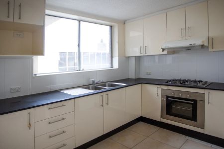 Two bedroom apartment | 500m to train station - Photo 3