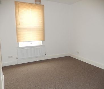 2 bedroom end of terrace house to rent - Photo 2