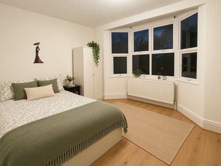 4 Bed Flat, Brownhill Road, SE6 - Photo 3