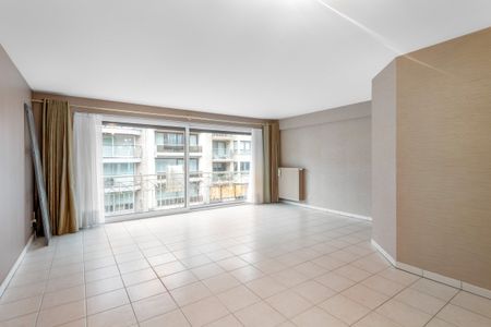 Zeer centraal gelegen, ongemeubeld appartement in de Dumortierlaan op enkele stappen van de Lippenslaan en de Zeedijk. - Photo 3