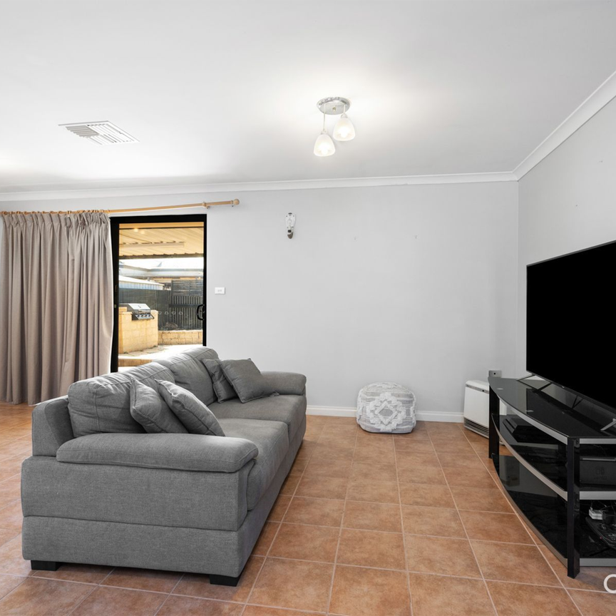 Centrally located unit! - Photo 1