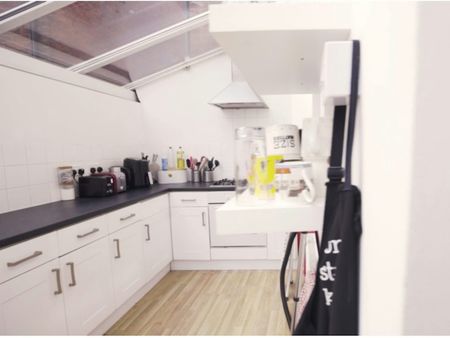 Semi-detached house to rent on - Photo 2