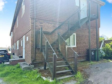 Station Approach, Staplehurst, TN12 - Photo 2