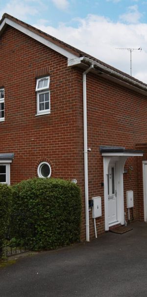 3 bedroom Detached - LONGCROFT LANE, WELWYN GARDEN CITY - Photo 1