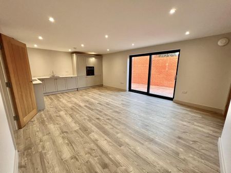 2 bedroom ground floor flat to rent - Photo 3