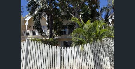 2 BEDROOM TOWNHOUSE IN CENTRAL LOCATION + TRANQUIL COURTYARD - Photo 3