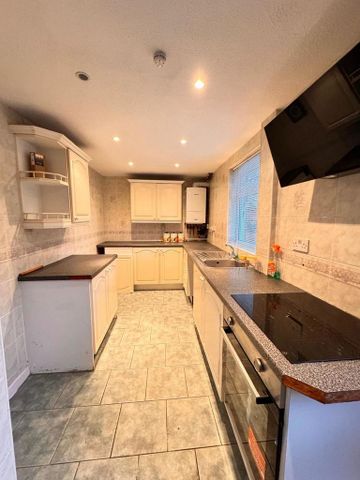 4 bedroom semi-detached house to rent - Photo 3