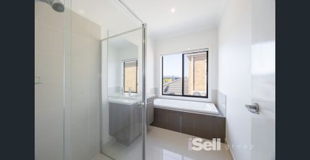 STYLISH FAMILY RESIDENCE IN A HIGHLY SOUGHT-AFTER LOCALE - Photo 5