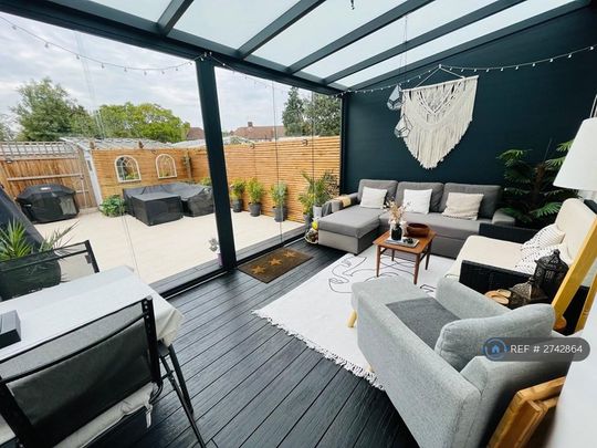 1 bedroom in a house share to rent - Photo 1