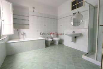 Ampio appartamento con terrazzino libero da metà marzo 2026 !