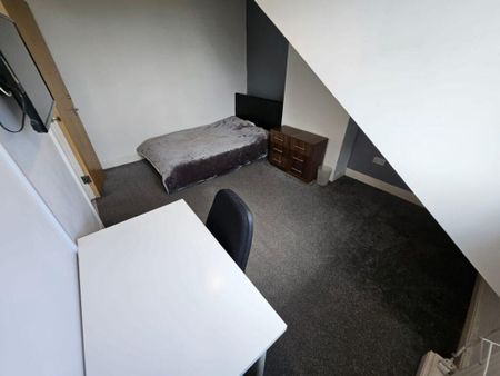 4 bedroom terraced house to rent - Photo 3