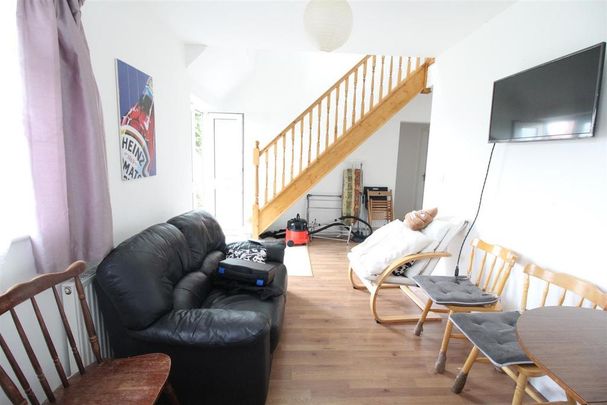 6 bedroom semi-detached bungalow to rent - Photo 1