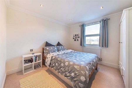 A spacious three double bedroom split level apartment on Earlsfield Road. - Photo 5