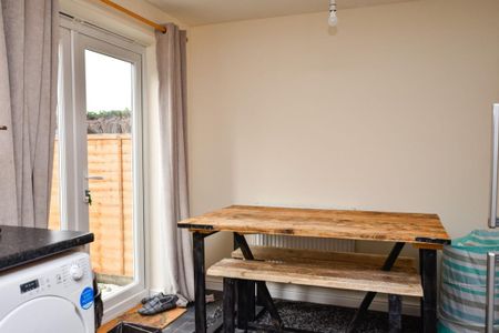 2 bedroom semi-detached house to rent - Photo 3