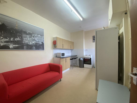 3 bedroom flat to rent - Photo 2