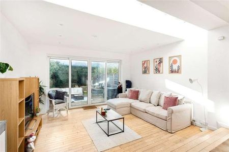 Ground Floor Flat, Lydden Grove, London, SW18 - Photo 3