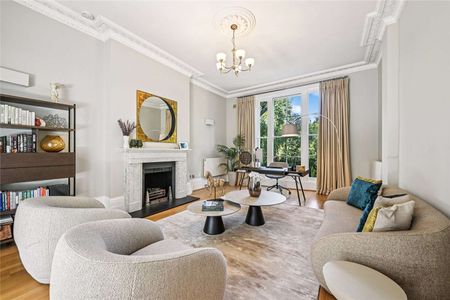 Beautiful semi-detached period family house with lawned garden - Photo 2