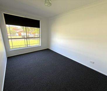 Freshly Renovated 3-Bedroom Duplex! - Photo 3