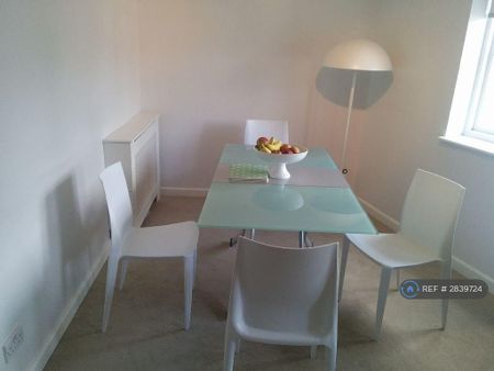 2 bedroom flat to rent - Photo 2