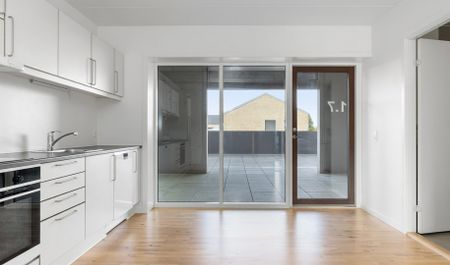 Skøn lejlighed med stor, privat altan med halvtag - Foto 2