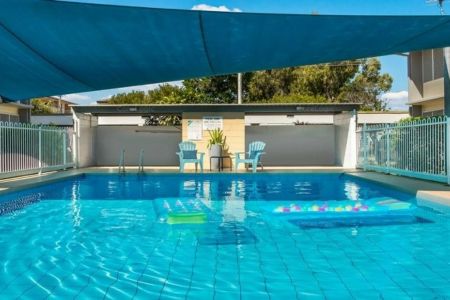 Gorgeous Townhouse in North Ward! - Photo 2