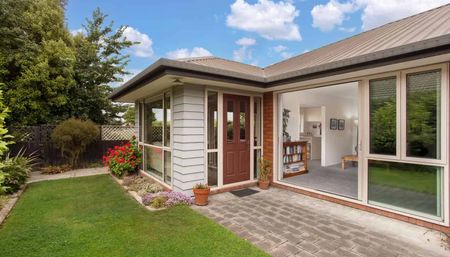 Bright, North-Facing Retreat - Photo 3