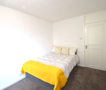 Room in a Shared House, Benham Close, SW11 - Photo 1