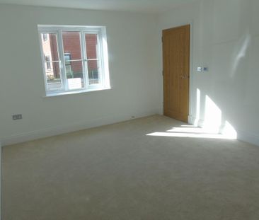 4 bedroom semi-detached house to rent - Photo 3