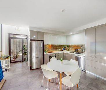 Stylish Townhouse - Photo 4